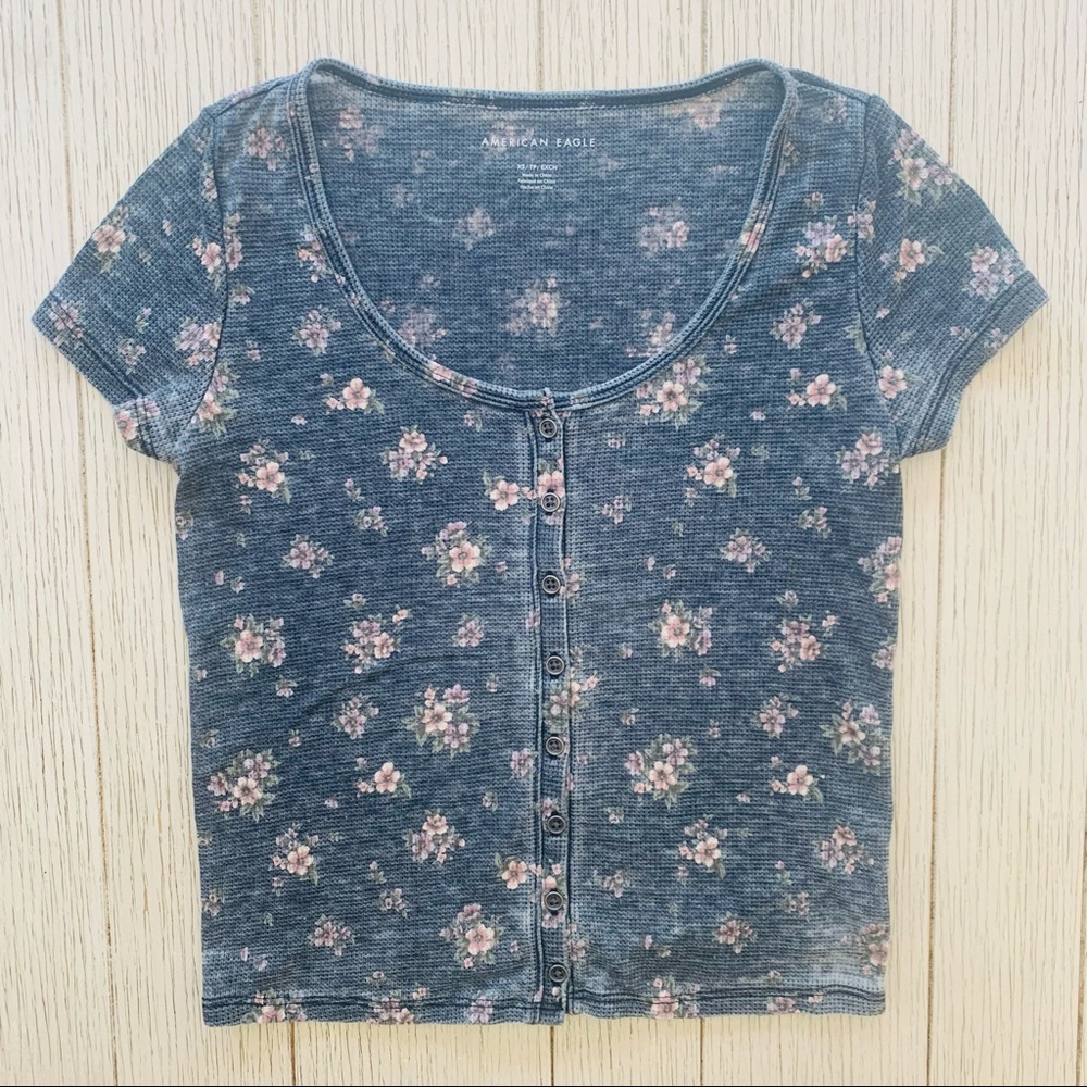 American Eagle gray floral waffle weave top